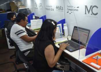 Jóvenes estudiando en línea