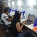 Jóvenes estudiando en línea