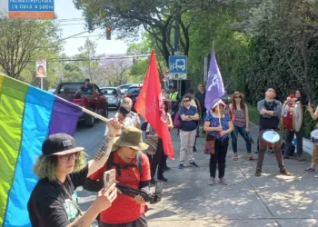 Protestan en embajada por agresión a integrante de H.I.J.O.S. de Argentina