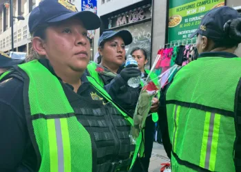 Regalan manifestantes rosas a Ateneas en señal de paz
