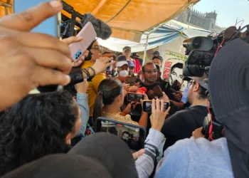 Se reúnen en privado padres de normalistas con Monreal 