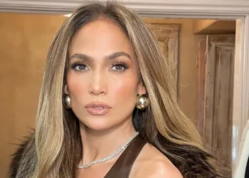 Jennifer Lopez comparte su secreto para tener labios hidratados y carnosos