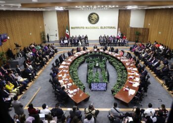 INE ordena a Xóchitl Gálvez no utilizar su emblema ni colores institucionales