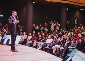 Pide Máynez a AMLO serenarse para conciliar con padres de los 43