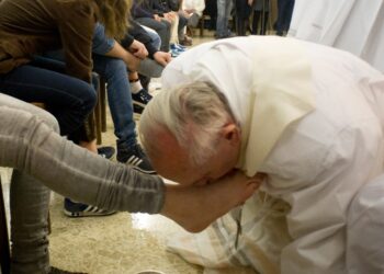 Papa Francisco lava los pies de doce reclusas