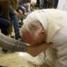 Papa Francisco lava los pies de doce reclusas