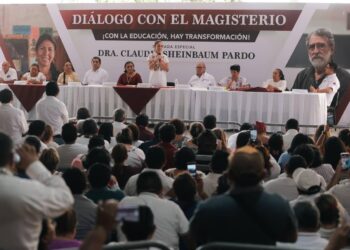 Sheinbaum promete a magisterio revisar pensiones