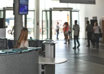 Sector servicios inicia el año con caída de 0.3%