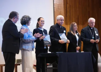 Con reservas, Sheinbaum firma el Compromiso por la Paz 