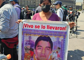 Padres de los 43 piden al Senado reencauzar diálogo con el gobierno