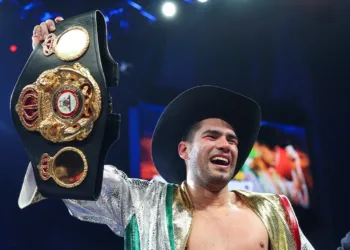 “Zurdo” Ramírez hace historia con título mundial crucero