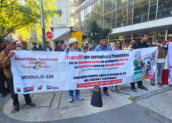 Usuarios de energía eléctrica bloquean edificio rojo de CFE