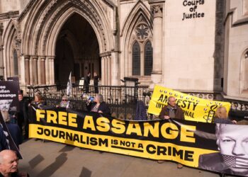 Exige Londres garantías para extradición de Assange a EU