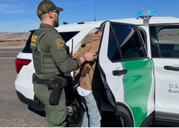 Corte de EU suspende polémica ley migratoria en Texas