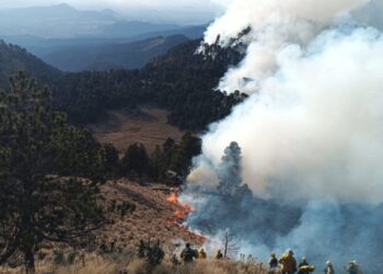 Activo pero controlado al 60% incendio en área natural Iztaccíhuatl-Popocatépetl