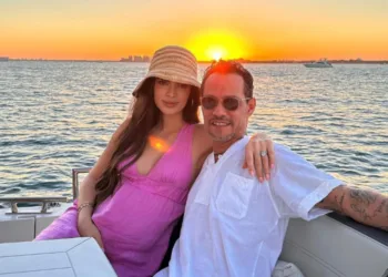 Marc Anthony y Nadia Ferreira presentan a su hijo