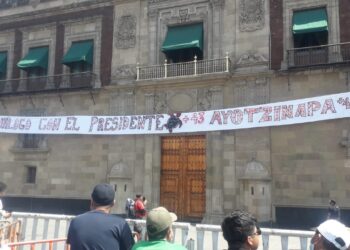 Facebook: Padres y Madres de Ayotzinapa