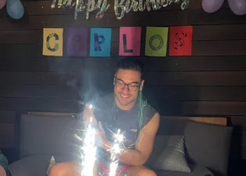 Carlos Rivera celebra su cumpleaños por adelantado entre amigos