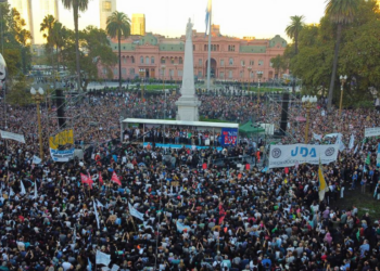 Miles marchan contra Milei en defensa de universidades públicas