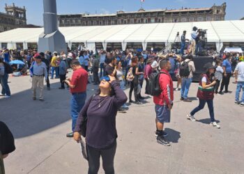Niños, jóvenes y adultos presenciaron el eclipse en el Zócalo