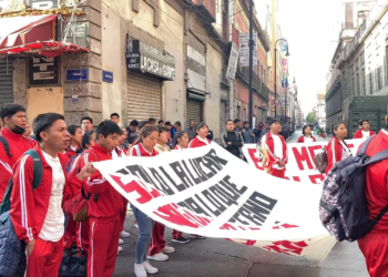 Estudiantes normalistas de El Mexe protestan en Palacio Nacional; piden reapertura de internado