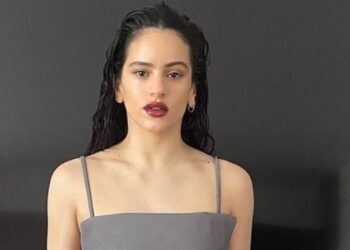 Rosalia sorprende con atrevido look
