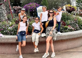 Jacky Bracamontes y sus hijas en Epcot