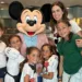 Jacky Bracamontes celebra el Día del Niño con sus cinco hijas en Disney