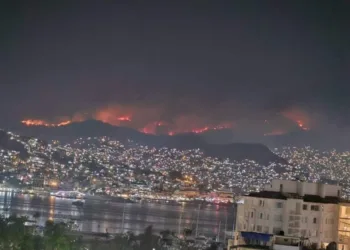 Suspenden clases y actividades comerciales en Acapulco por incendios