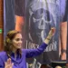 Aparece manta con playera de la calavera de Morena en sesión del Senado