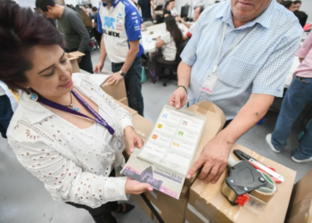 Entrega IECM materiales al INE para paquetes de voto chilango en el extranjero