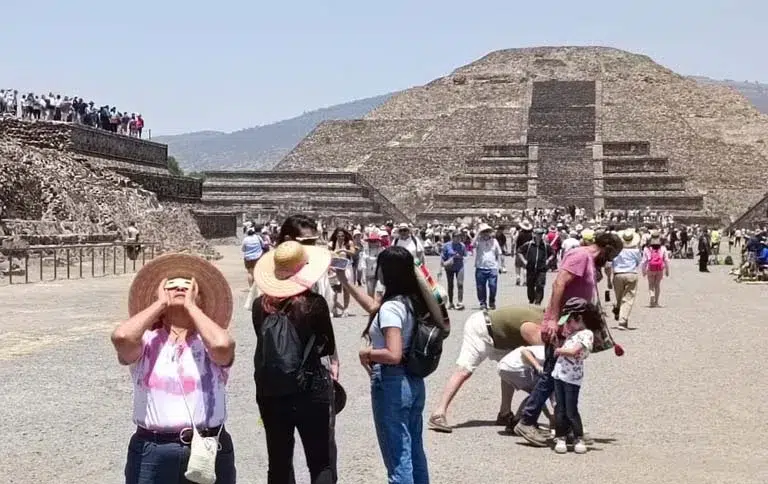 Cientos de personas acudieron a Teotihuacán para apreciar el eclipse de Sol ocurrido este lunes. Foto: Arturo Ramos/AMEXI