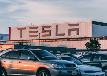 Elon Musk, CEO de Tesla, y el gobernador de NL, Samuel García, anunciaron la la construcción de una gigaplanta de la empresa en México en marzo del 2023. AMEXI/FOTO: GOBIERNO DE NUEVO LEÓN-CORTESÍA.