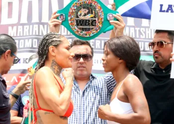 “Barby” Juárez y Matsidisho Mokebisi cumplen en la báscula