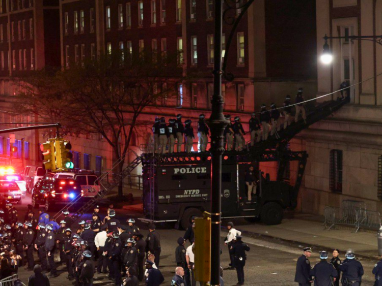 Policías reprimen a estudiantes en Estados Unidos, por tema Palestina