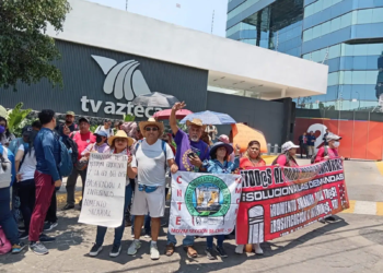 Maestros de la CNTE se manifiestan en Televisa y TV Azteca