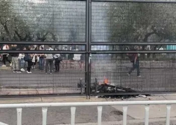 CNTE cierra Periférico y quema propaganda electoral frente al INE