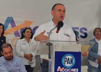 Líder del PAN en Baja California, Mario Osuna Jiménez, junto con el PRI y PRD, presentan queja contra la gobernadora María del Pilar Ávila, ante el INE. Foto: Atahualpa Garibay/AMEXI