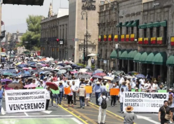 Maestros de Michoacán festejan su Día con una marcha por las calles de Morelia