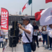 El coordinador nacional de la ANUEE, Juan Carlos Escalante, en mitin frente a Palacio Nacional. Exigen a AMLO borrón y cuenta nueva en altos cobros de luz. AMEXI/Foto/Florentino López.