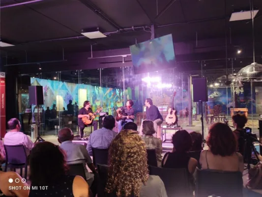 Alejandro Sanz estrecha vínculo con Yucatán al donar la guitarra "Curandera"