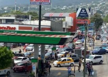 Maestros de la CNTE toman gasolineras y regalan el combustible en Tuxtla Gutiérrez 