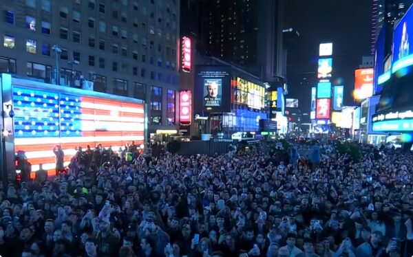 Dua Lipa presenta su nuevo disco "Radical Optimism" con concierto sorpresa en Time Square