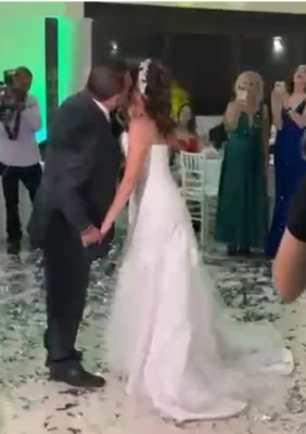 Bertha Ocaña baila con su padre en su boda.