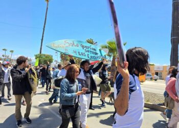 Marchan surfistas en Ensenada para exigir seguridad 