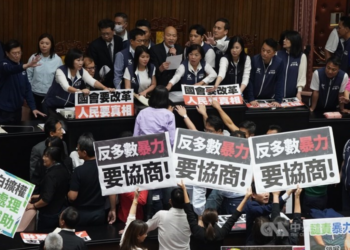 Pelea en Congreso de Taiwán deja 5 legisladores heridos