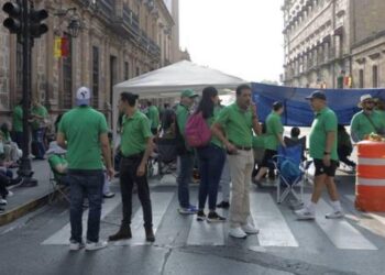 Trabajadores del Poder Ejecutivo Estatal bloquean principales calles de Morelia