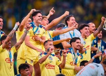 Jugadores de América reciben dos trofeos