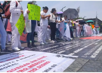 Protesta personal suplente del ISSEMYM y exigen mejores condiciones laborales 