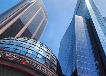 Bolsa Mexicana cierra con alza de 0.17%, peso se deprecia 1.01%
